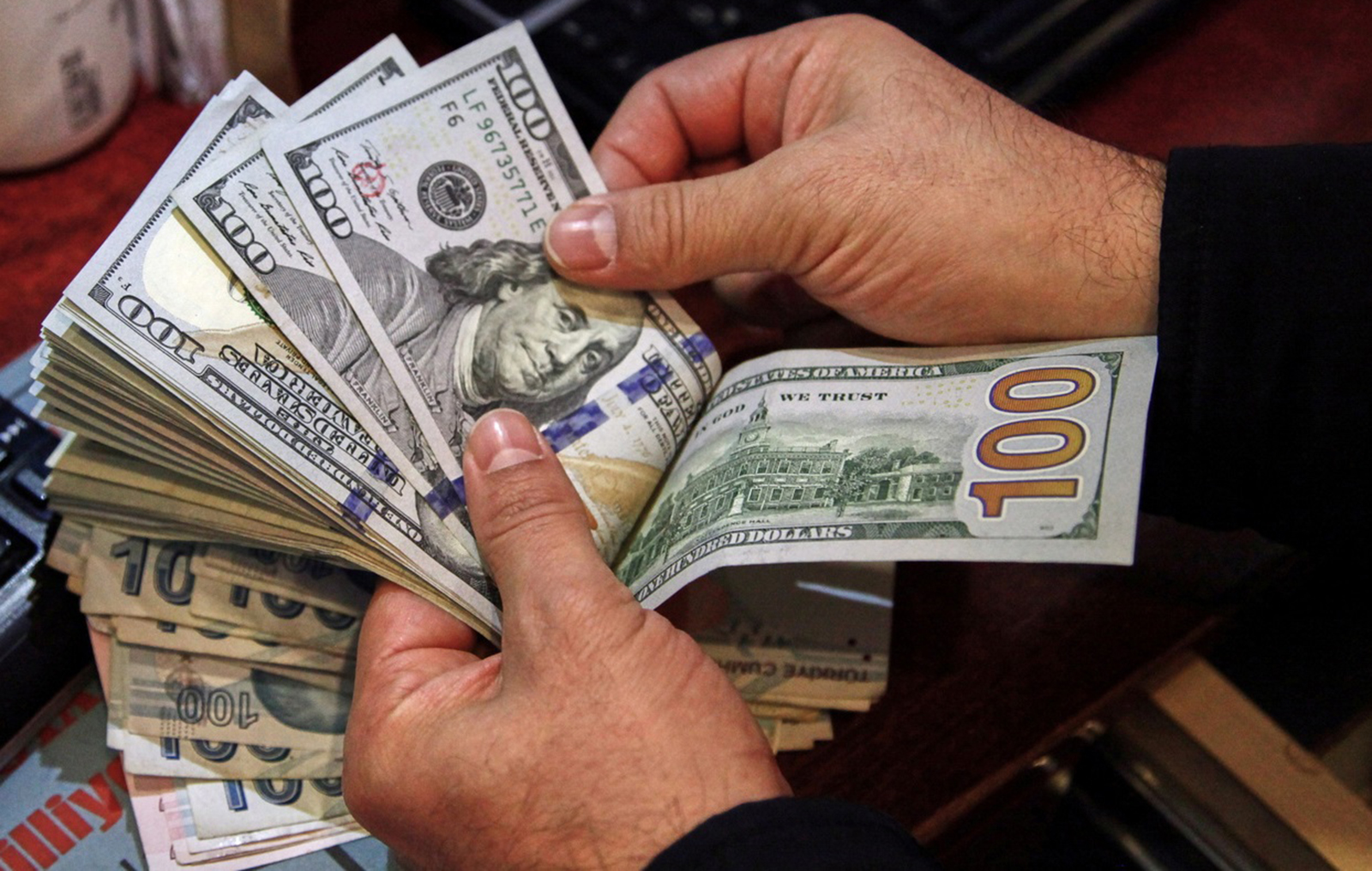 أكد جنود من قوات الدعم السريع لـ "دارفور24"أنهم تسلموا مرتباتهم لأول مرة بعملة الدولار.