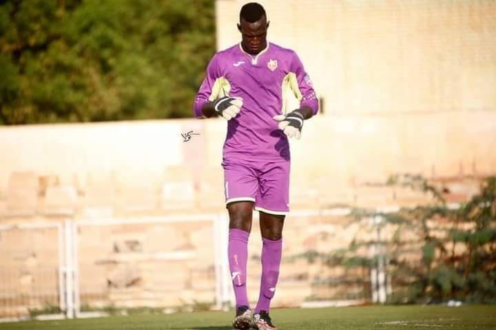 فاجأ نادي الهلال جماهيره اليوم الأحد، بتمديد تعاقده حارس المرمى علي عبد الله أبو عشرين بعد اقتراب اللاعب من انتهاء عقده مع الفريق.