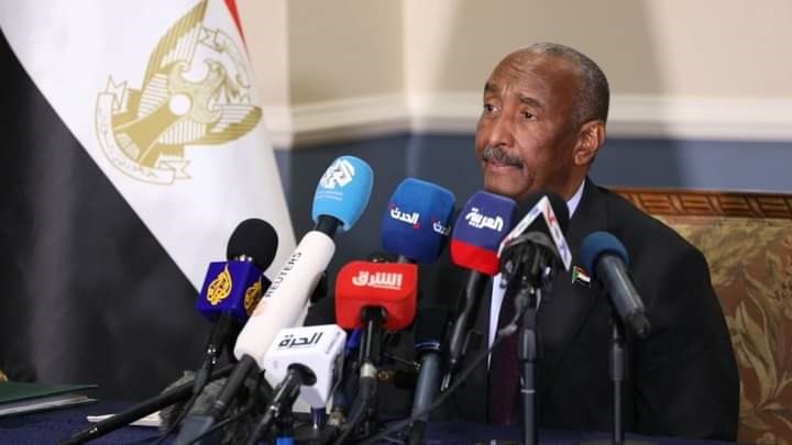 جدد رئيس مجلس السيادة الانتقالي القائد العام للقوات المسلحة الفريق أول ركن عبدالفتاح البرهان استعداد الحكومة السودانية للانخراط في أي مبادرة حقيقة لتحقيق السلام وإنهاء الحرب وفقاً لما تم الاتفاق عليه سابقاً ، تسهم في عودة المواطنين إلى منازلهم وتمكين فرق الإغاثة من أداء دورها .