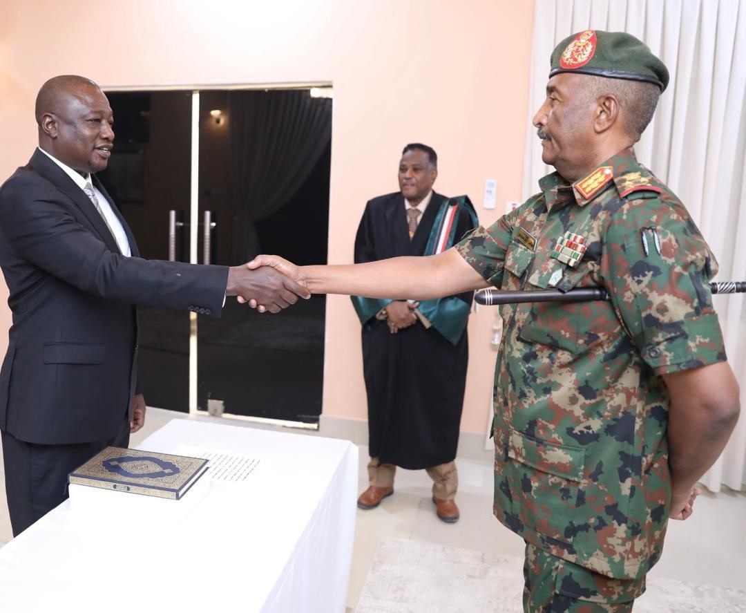 أدى القسم أمام رئيس مجلس السيادة الانتقالي القائد العام للقوات المسلحة الفريق أول ركن عبدالفتاح البرهان اليوم السيد بحر الدين أدم كرامة والياً لولاية غرب دارفور .