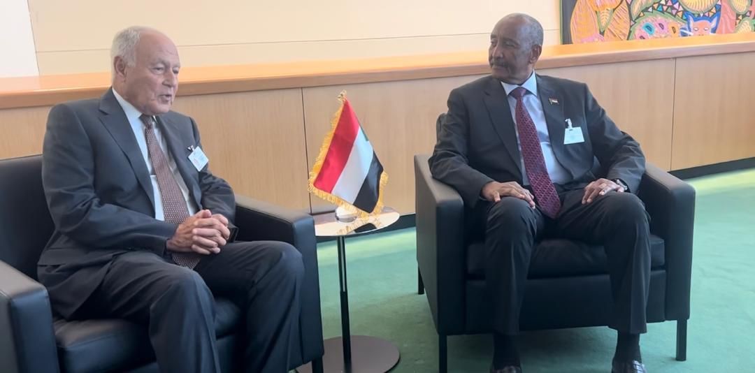 بحث لقاء بين رئيس مجلس السيادة الفريق أول ركن عبدالفتاح البرهان، والأمين العام لجامعة الدول العربية أحمد أبو الغيط، تعزيز السلام والأمن والاستقرار في  السودان وإنهاء الحرب ومعالجة الأوضاع الإنسانية وعودة النازحين إلى ديارهم.