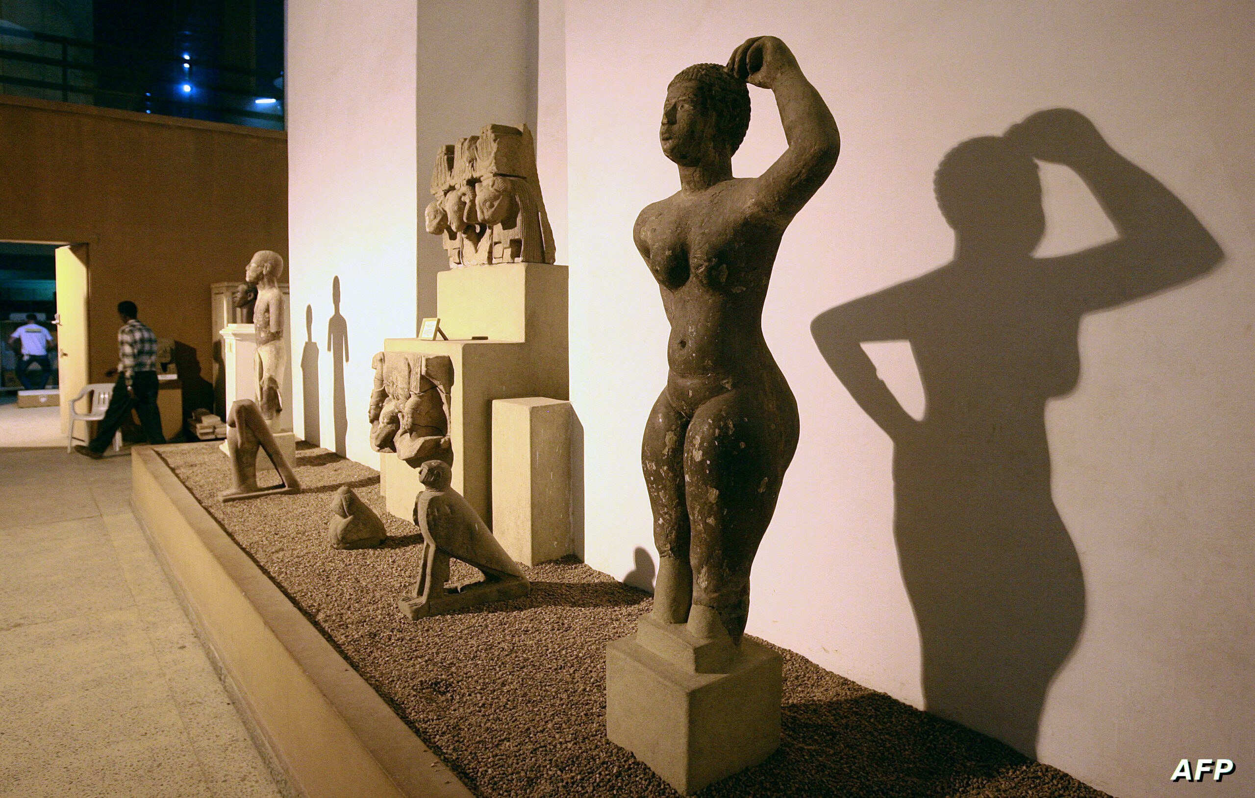  في  تقريرٍ صادم كشفت صحيفة التايمز البريطانية الاثنين أن قطعا أثرية سودانية لا تقدر بثمن تعرض للبيع على موقع "إيباي" بعد تهريبها من البلد الذي مزقته حرب مستمرة بين الجيش السوداني وقوات الدعم السريع.