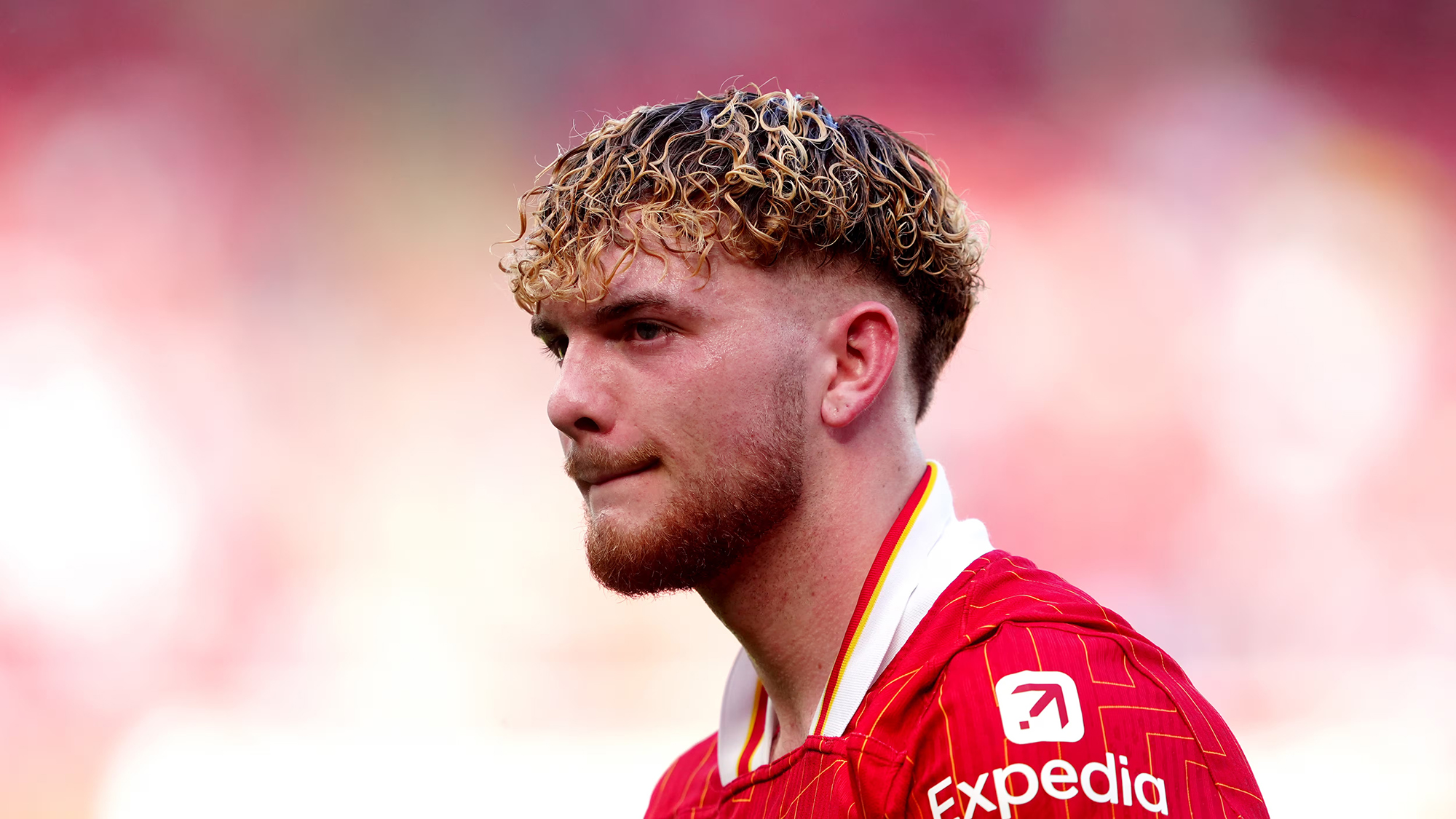 ذكرت تقارير إعلامية ان هارفي إليوت، لاعب فريق ليفربول الإنجليزي لكرة القدم، يواجه خطر الغياب لمدة شهر على الأقل بعدما تعرض لكسر في القدم.