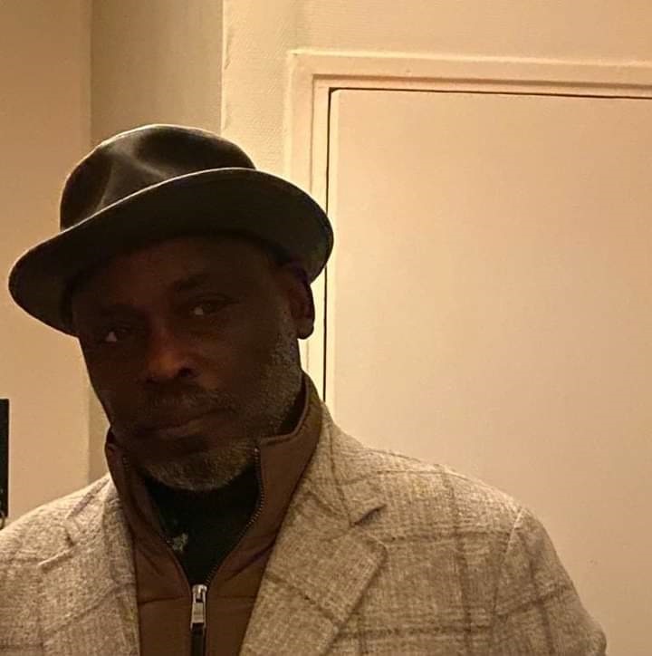 شمسُ تمضي نحو مغيبها اليومي الروتيني، وكنتُ أجلس أمام باب بيتي، قريباً من عمود الإضاءة الذي ليست به أسلاك للإمداد الكهربائي وسوف لا تكون به إلّا إذا تحققت مشيئات معقدة أو معجزات بشرية كتلك التي في كتاب الطبقات لود ضيف الله.