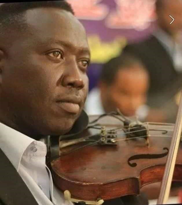 اتجددت أحزان المجتمع الفني والسودانيين بعد 15 شهرا من اندلاع الحرب في السودان ، برحيل  الموسيقي السوداني ذائع الصيت الشاب حذيفة فرج الله إثر ذبحة صدرية لم تمهله طويلا، بالدمازين عاصمة إقليم النيل الأزرق.