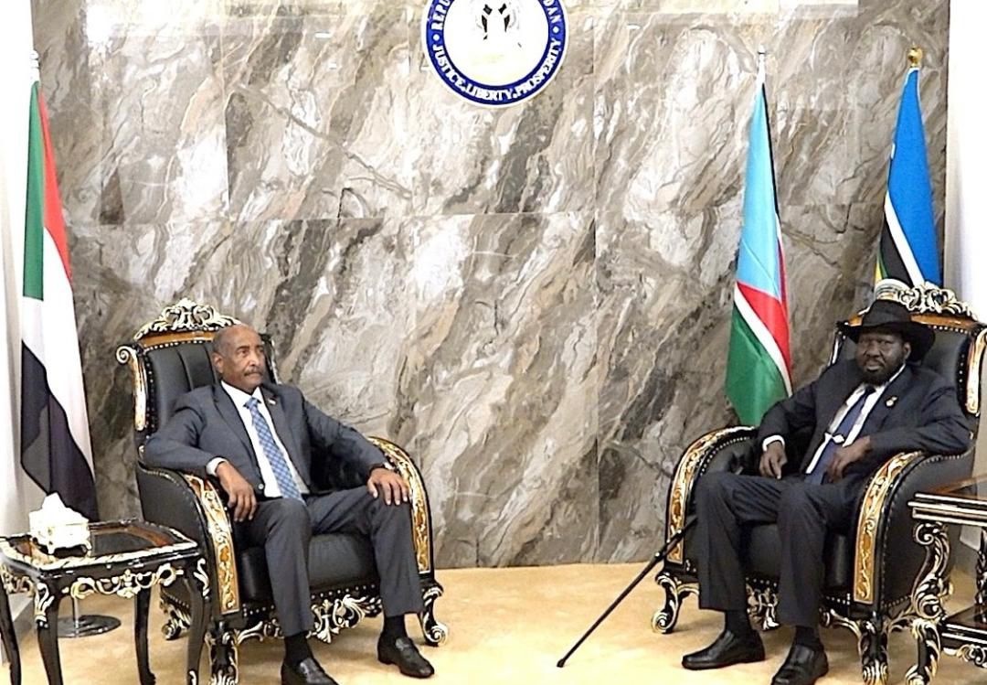 عقد رئيس مجلس السيادة الانتقالي الفريق أول ركن عبدالفتاح البرهان و رئيس جمهورية جنوب السودان سلفاكير ميارديت جلسة مباحثات مشتركة بقصر الضيافة بجوبا .