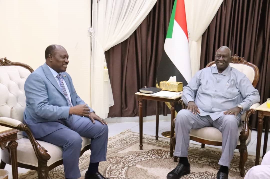 ترأس نائب رئيس مجلس السيادة الانتقالي القائد مالك عقار اير بمكتبه ببورتسودان اليوم اجتماع ترتيبات بدء امتحانات الشهادة السودانية بحضور وزير الداخلية ووزير التعليم العالي والبحث العلمي والمفوض بتصريف أعمال وزارة التربية والتعليم.