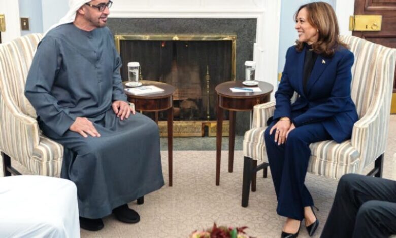 أعربت نائبة رئيس الولايات المتحدة الأمريكية كامالا هاريس، عن مخاوفها الكبيرة إزاء الصراع الدائر في السودان، والذي تسبب بنزوح حوالي 10 ملايين شخص، وخلف 25 مليون شخص بحاجة إلى المساعدات الإنسانية.