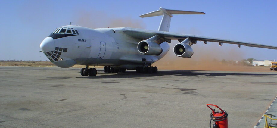 في تطور عسكري مفاجئ، أعلنت القوات المسلحة السودانية عن استهداف طائرة شحن إماراتية محملة بإمدادات عسكرية ولوجستية لمليشيا الدعم السريع، في عملية نوعية تمت السبت في مطار نيالا.