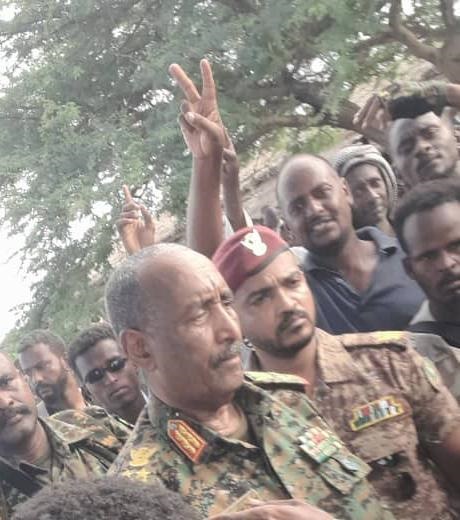 تعهد رئيس مجلس السيادة السوداني وقائد الجيش عبد الفتاح البرهان، الأربعاء، بتسليح مواطني شرق الجزيرة والقضاء على قوات الدعم السريع.