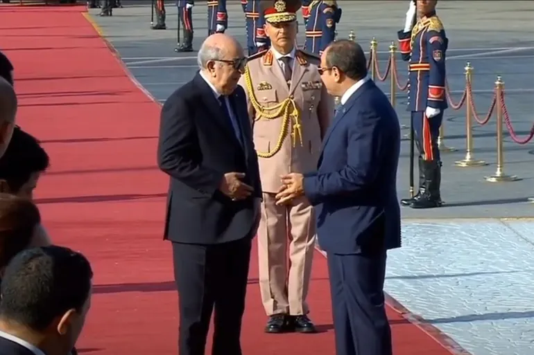 أكد الرئيس المصري عبد الفتاح السيسى، على التوافق التام مع الجزائر على ضرورة وقف إطلاق النار في السودان وتشكيل حكومة، وذلك خلال مؤتمر صحفي مشترك مع نظيره الجزائري عبدالمجيد تبون بالقاهرة.