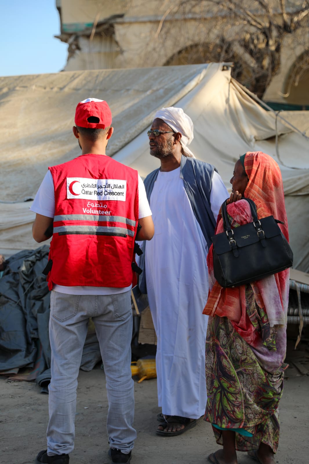 شارك  مفوض العون الإنساني علي محمد الامين في البحر الأحمر في توزيع مواد غذائية من الهلال الأحمر القطري بمركز الموانئ(أ) تكفي لعدد 811 من المتأثرين بالحرب وتوزيع مواد صحية في مركز البحر الأحمر تغطي حوجة 1020من المتأثرين .