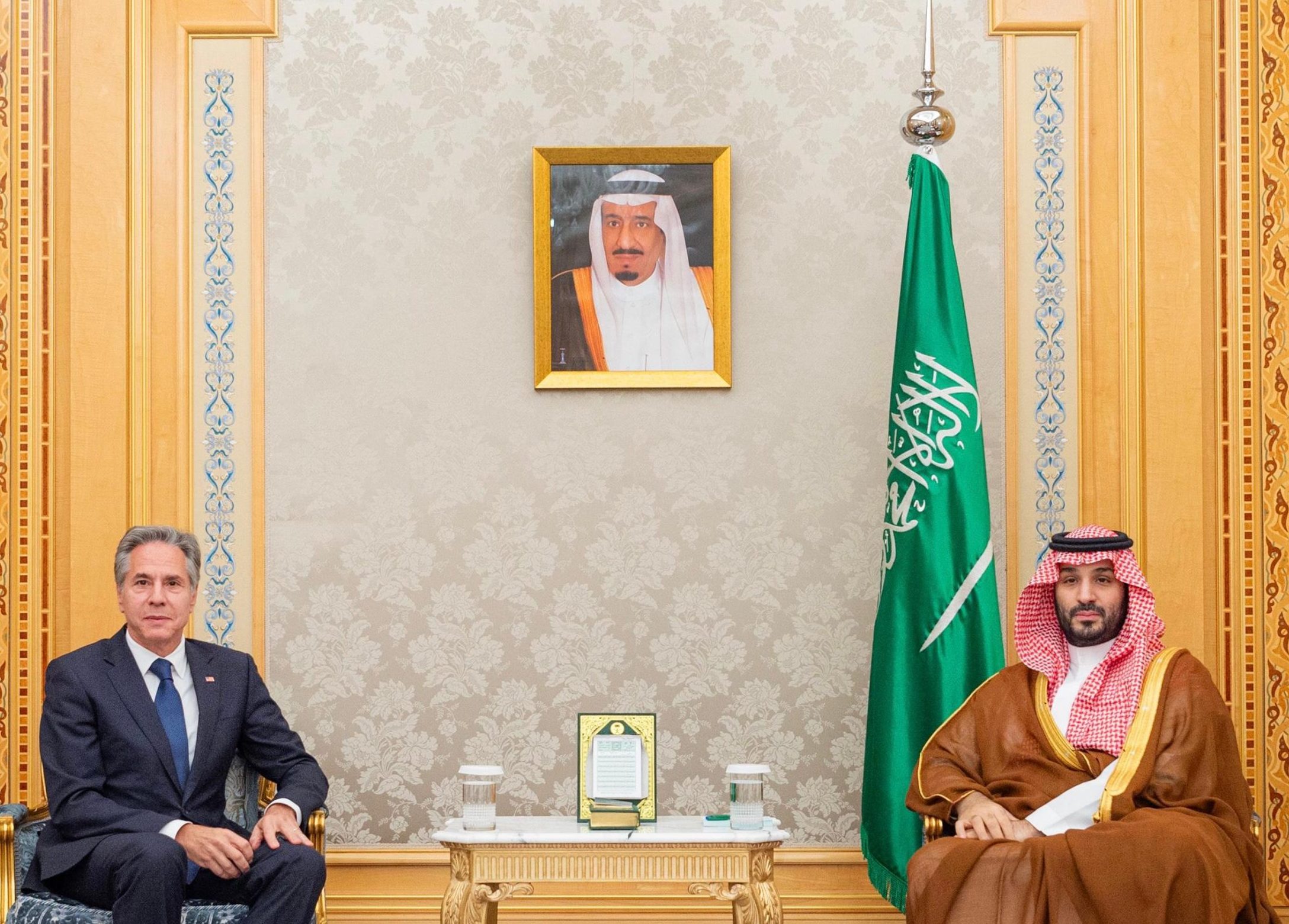 التقى وزير الخارجية الأمريكي أنتوني بلينكن اليوم الأربعاء مع ولي العهد السعودي رئيس الوزراء الأمير محمد بن سلمان آل سعود في الرياض لمناقشة الجهود المشتركة لإنهاء الصراعات في المنطقة وإرساء أكبر قدر من السلام والأمن.