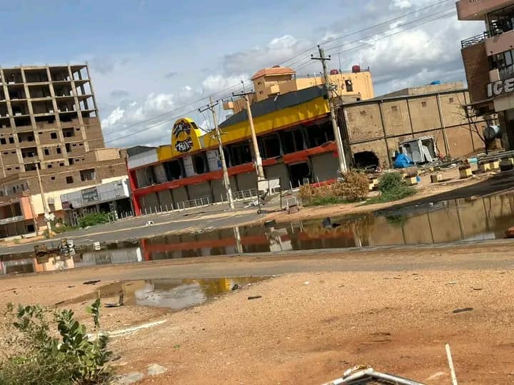  كشفت  مصادر  موثوقة  عن تعرضت أحياء جبرة جنوب الخرطوم، إلى عمليات نهب عنيفة، شملت أبواب المنازل والأسقف وأغطية المصارف “المنهولات” من قبل الدعم السريع والمتعاونين معهم.