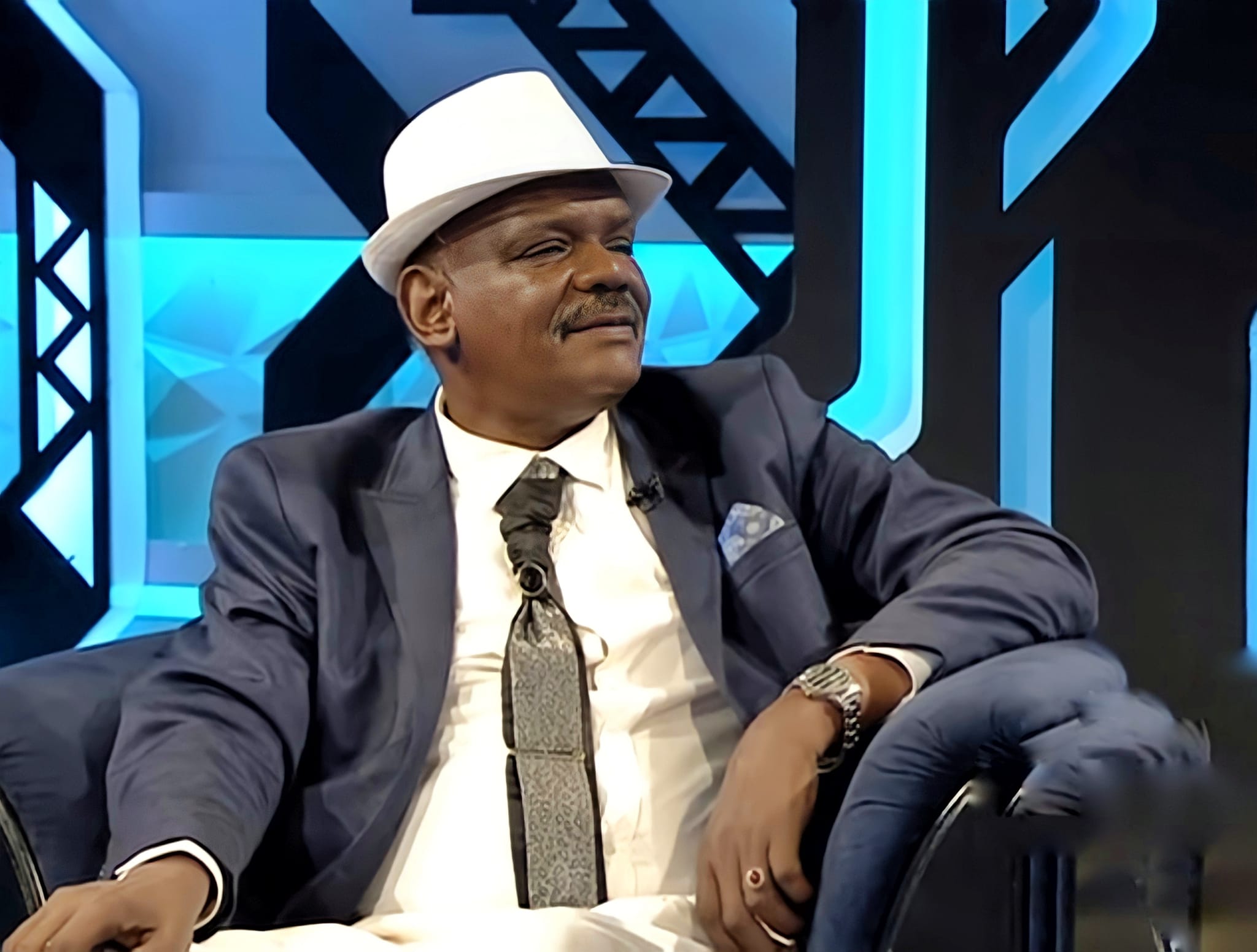 أكد الفنان السوداني سيف الدين محمد المعروف بـ”سيف الجامعة”، موقفه الرافض للحرب بكل مكوناتها، وأعلن انخراطه في مبادرات من شأنها إيقاف الحرب ورفع معاناة الشعب السوداني وإيقاف المجاعة التي باتت تهدده.