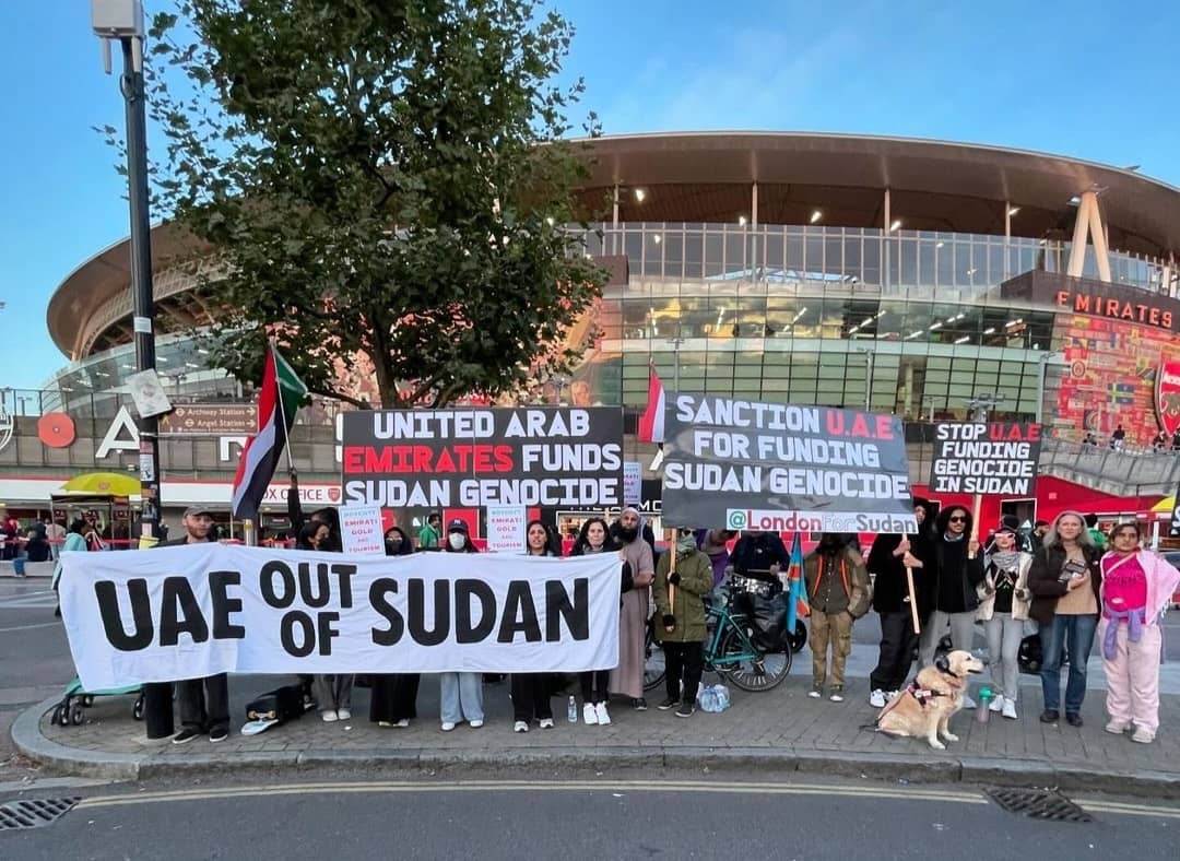  في خطوة مباغتة أقامت منظمة لندن من أجل السودان، وقفةً احتجاجيةً أمام ملعب الإمارات خلال مباراة أرسنال وليفربول، تحت عنوان "لا لغسيل الرياضة من أجل السودان".