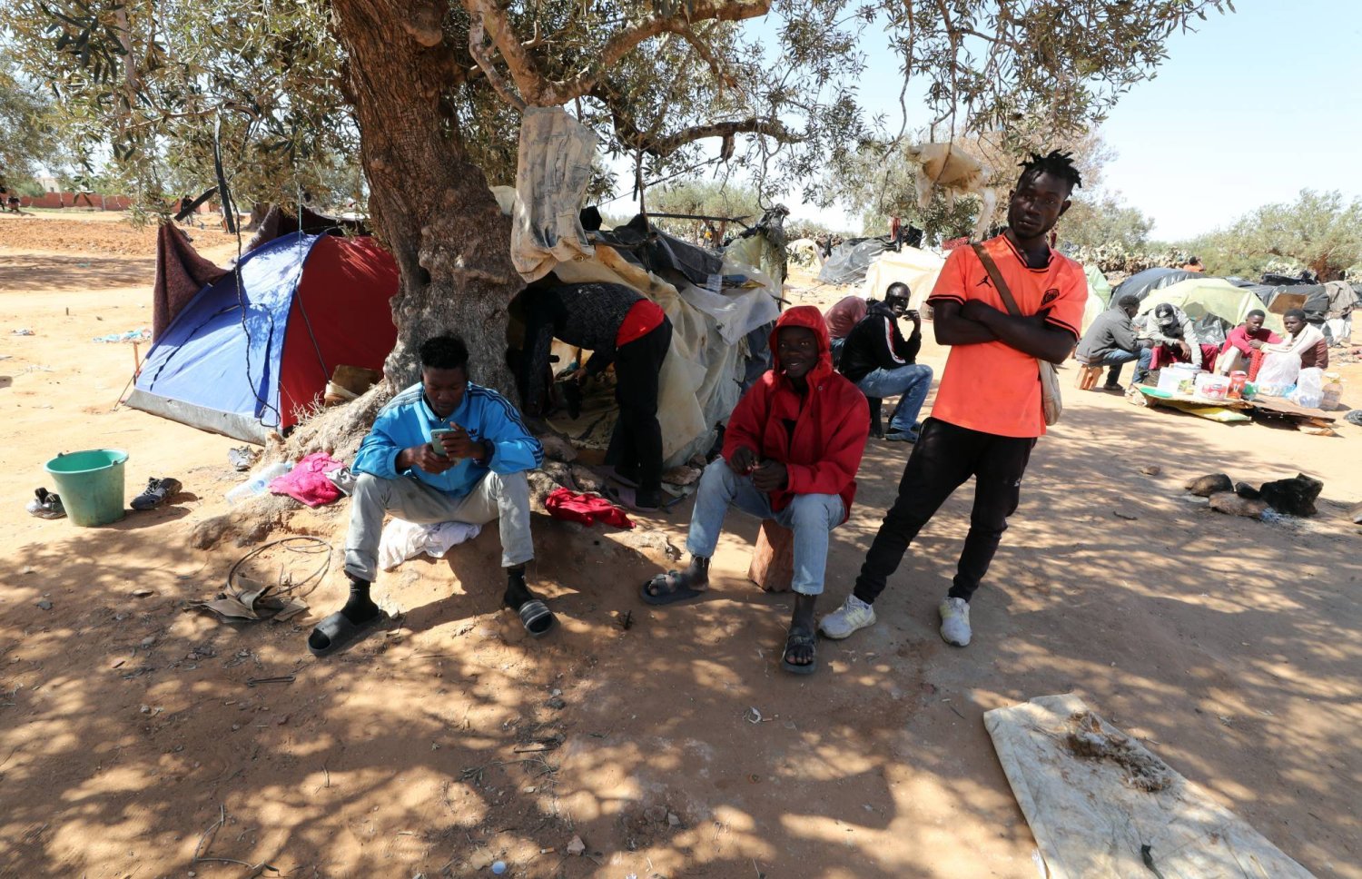 ألقت السلطات الأمنية في شرق ليبيا القبض على 75 مهاجراً غير نظامي، بعد مطاردتهم في منطقة العوينات، قبل أن يتمكن عدد آخر من الفرار إلى داخل الأراضي السودانية.