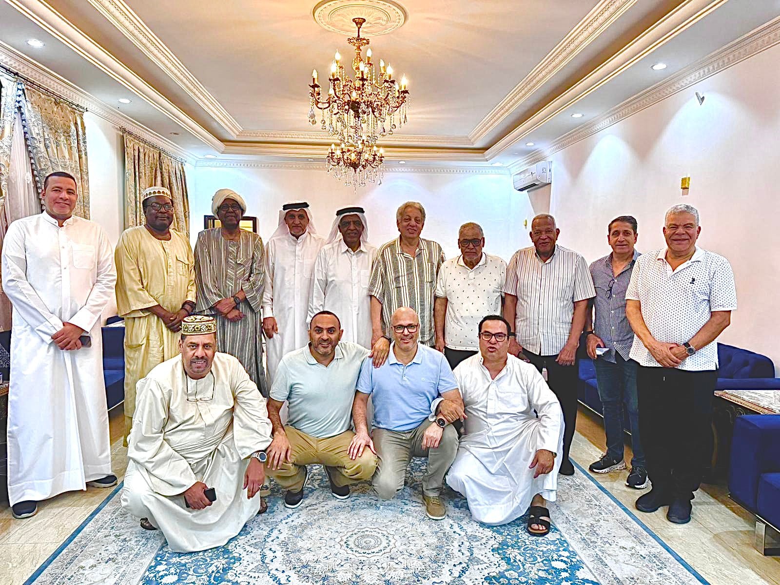  في جلسةٍ عامرة بالذكريات والحكايات الذهبية عاش رواد« مجلس المالكي بالدوحة»  أمس الاثنين واحدة من أحلى  وأجمل الليالي  لان الحوار  أخذهم إلى  أطراف العالم ،حيث سافروا وشاركوا في تغطية البطولات العربية والإقليمية والدولية .