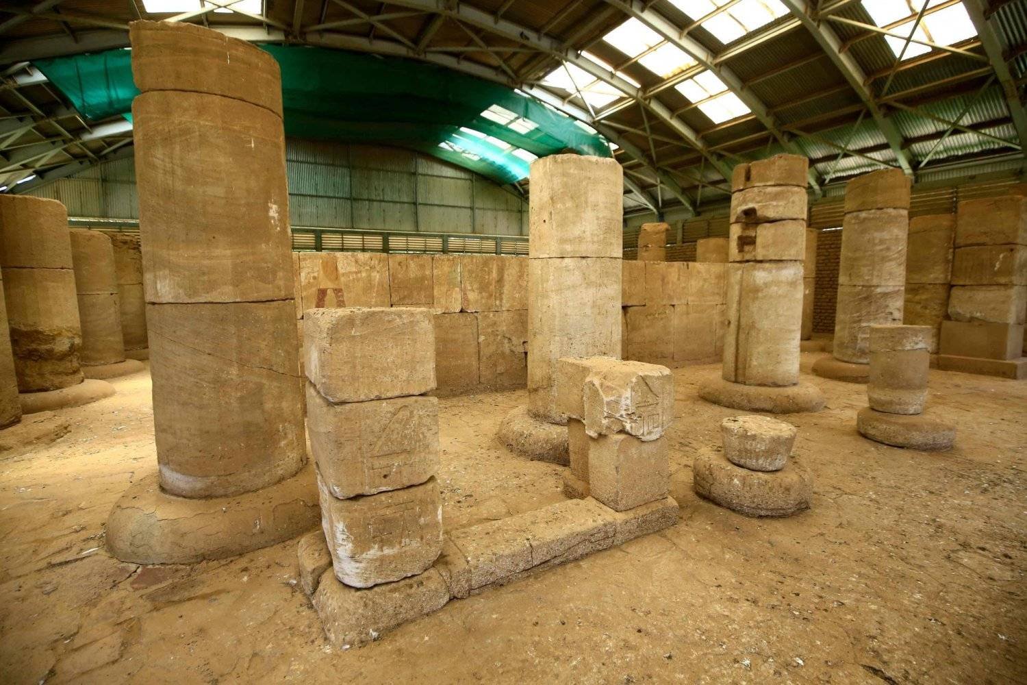 قالت مصادر بريطانية إن ناشطين سودانيين يتلقون تمويلاً بريطانياً، لإنقاذ الكنوز الثقافية من الميليشيات التي تقدم على النهب، إذ تعرضت المتاحف في مختلف أنحاء السودان للنهب منذ بداية الحرب في عام 2023، وتم بيع القطع الأثرية المسروقة من المواقع المهمة في السوق غير القانونية للفنون، حسب تقرير أوردته صحيفة «تلغراف» البريطانية.