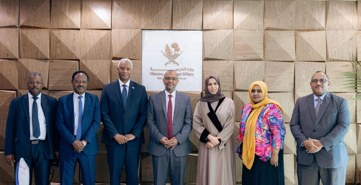  قال وزير الصحة السوداني هيثم محمد إبراهيم، إن الحكومة القطرية وافقت على توفير خمسين ماكينة غسيل كلى، وتوفير قائمة من الأدوية الأساسية المنقذة للحياة لمدة ثلاث أشهر وتوفير بعض الأجهزة والمعدات للمستشفيات الرئيسية ودعم الأمراض المزمنة المتمثلة في مشروع جراحة قلب الأطفال ومشروع مركز الأورام.