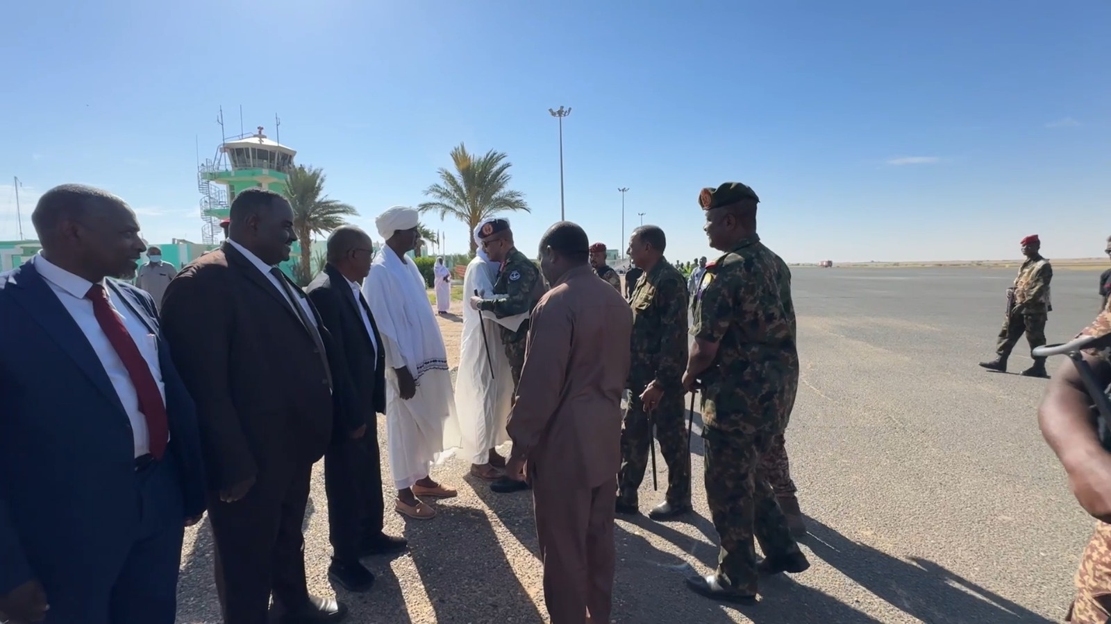 نفى عضو مجلس السيادة مساعد القائد العام للقوات المسلحة الفريق إبراهيم جابر ما تم تداوله بأنه يؤدي التحية للرئيس السابق عمر البشير أثناء افتتاحه لمطار دنقلا اليوم "الأربعاء.