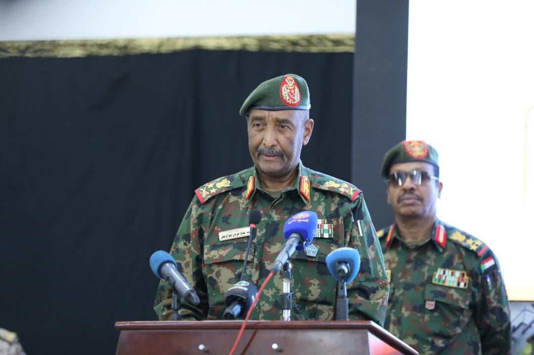 قال رئيس مجلس السيادة، الفريق أول عبدالفتاح البرهان، إن القوات المسلحة والقوات النظامية الأخرى والمستنفرين يمضون بكل عزيمة وإصرار نحو القضاء على "التمرد واستئصال مليشيا آل دقلو الإرهابية المجرمة".