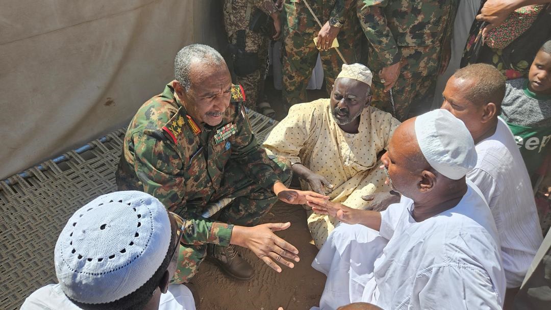 قام رئيس مجلس السيادة الانتقالي القائد العام للقوات المسلحة الفريق أول ركن عبدالفتاح البرهان اليوم بزيارة للمواطنين الذين نزحوا من شرق الجزيرة لولاية نهر النيل. والذين تعرضوا لإنتهاكات وإعتداءات وحشية من مليشيا آل دقلو الإرهابية .