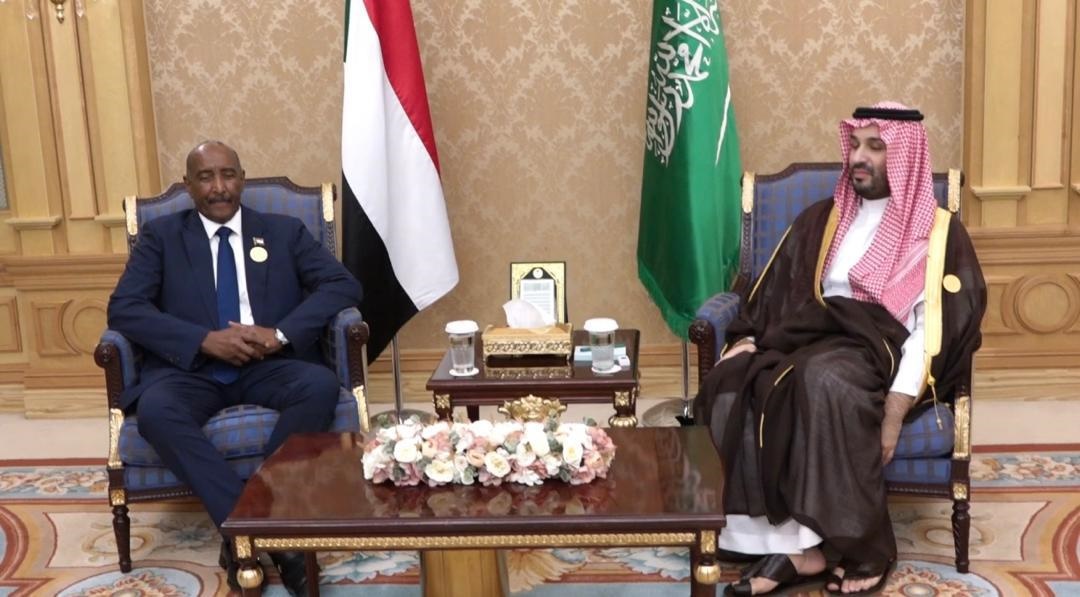 عقد رئيس مجلس السيادة السوداني، عبدالفتاح البرهان، وولي عهد المملكة السعودية الأمير محمد بن سلمان الأثنين  اجتماعاً ثنائياً مغلقاً على هامش انعقاد القمة العربية الإسلامية، حيث تطرقا لمسار العلاقات الثنائية ودعم آفاق التعاون المشترك بين السودان والمملكة،.