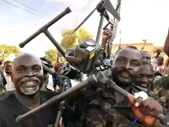  أسقط الجيش السوداني، الخميس، سرب مسيّرات أطلقته قوات الدعم السريع باتجاه أحياء مدينة الفاشر، عاصمة ولاية شمال دارفور، بينما تبادل الطرفان القصف المدفعي بشكل عنيف، مما أسفر عن سقوط عدد من الضحايا في صفوف المدنيين.