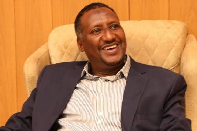 قال قائد ثاني قوات الدعم السريع عبدالرحيم دقلو، إن ماكينات طباعة العملة والجوازات جاهزة "وهناك مآرب أخرى جاهزة"، دون الكشف عنها