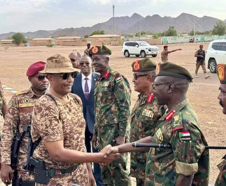  على نحو مفاجيء وصل رئيس مجلس السيادة القائد اعلام للقوات المسلحة الفريق أول ركن عبدالفتاح البرهان إلى مدينة سنار، بعد ساعات من إعلان الجيش تحرير مدينة سنجة من قبضة قوات الدعم السريع.