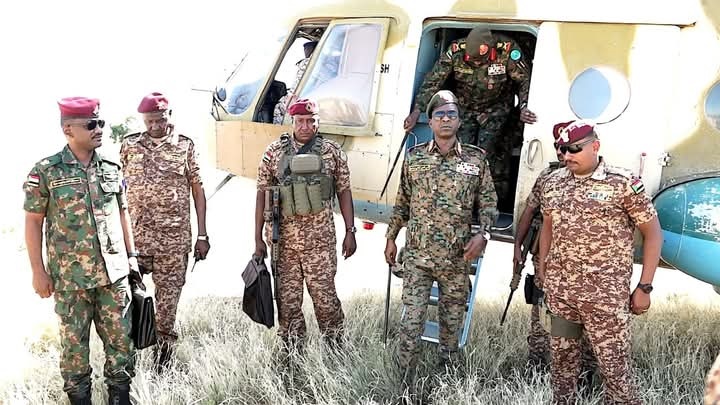  في زيارة خاطفة تفقد عضو مجلس السيادة، الفريق أول شمس الدين كباشي الخطوط الأمامية بالمنطقة الشرقية بمحور الفاو.