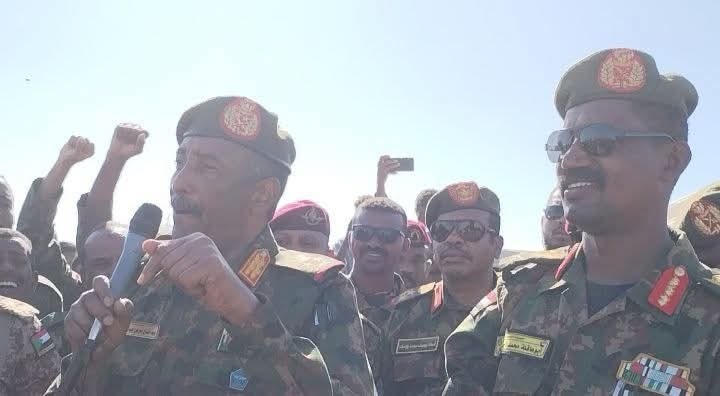  في  زيارة  مفاجئة  تفقد  الفريق أول ركن عبد الفتاح البرهان  رئيس مجلس السيادة والقائد العام  للجيش  السوداني الأحد معسكر قوات درع السودان بجبال الغُر في سهل البطانة. 