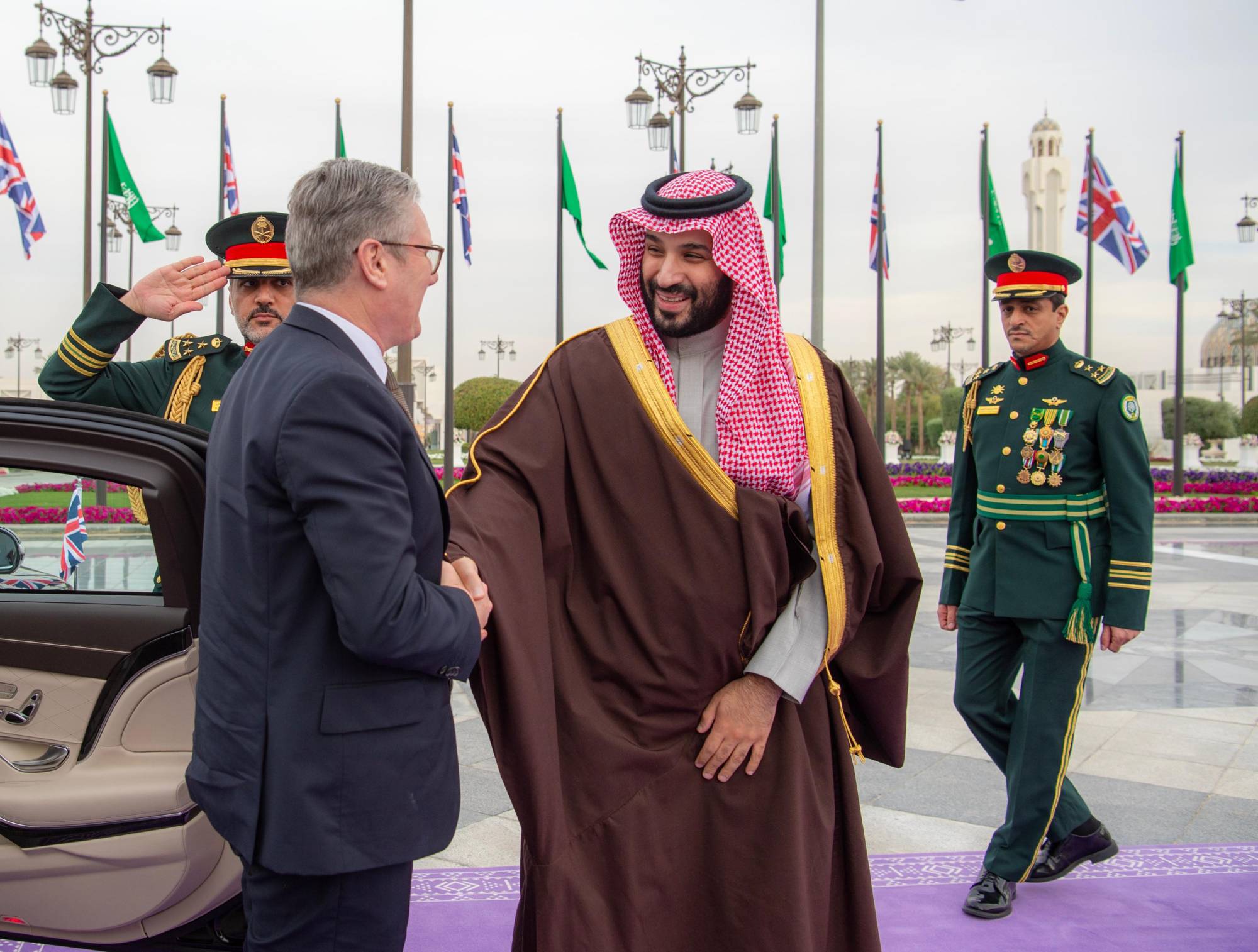 ولي العهد السعودي محمد بن سلمان ورئيس الوزراء البريطاني كير ستارمر على أهمية البناء على إعلان جدة بشأن الالتزام بحماية المدنيين في السودان