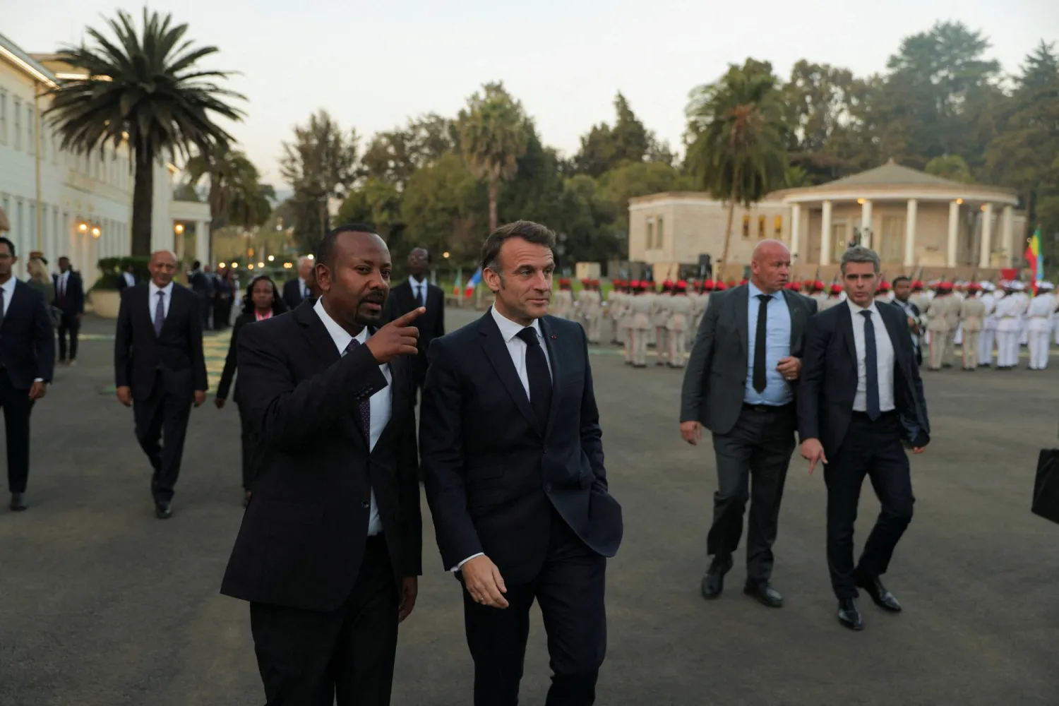 دعا الرئيس الفرنسي إيمانويل ماكرون، السبت، طرفي النزاع في السودان إلى «إلقاء السلاح» بعد عام ونصف العام من الحرب التي تعصف بالبلاد، عادّاً أن المسار الوحيد الممكن هو «وقف إطلاق النار والتفاوض».