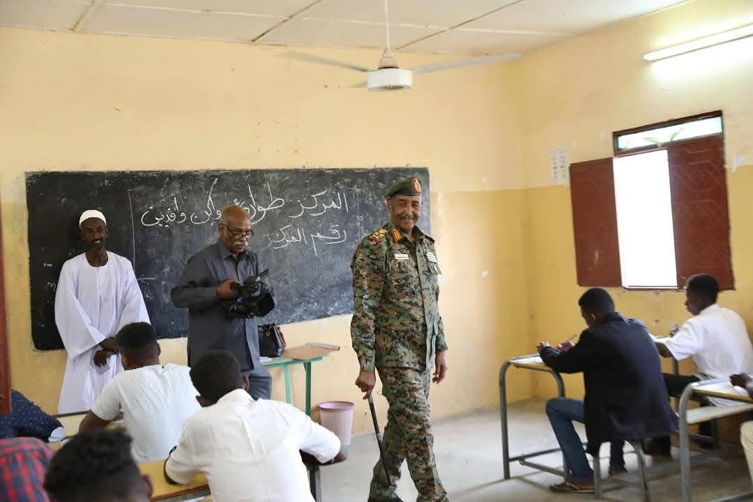 اطمأن رئيس مجلس السيادة الانتقالي القائد العام للقوات المسلحة، الفريق أول الركن عبدالفتاح البرهان اليوم على سير امتحانات الشهادة السودانية وجاهزية المراكز في استقبال الطلاب لأداء الامتحانات.