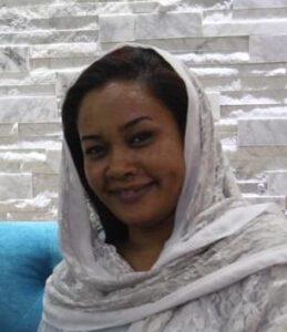 عندما تم إعلان المجاعة في معسكر زمزم للنازحين في شمال دارفور؛ انتشرت صور الأطفال الذين يعانون سوء التغذية الحاد، ضلوع بارزة من جسد يكسوه الهزال، كأن العظم سيخرج في أية لحظة يشق ذلك الجلد المهترئ الشفاف، أما العيون الجاحظة الشاخصة فلا يمكنك النظر إليها لأكثر من لحظة، كأنها تنظر إلى الموت، وتنشر ظلاله في محيطها!