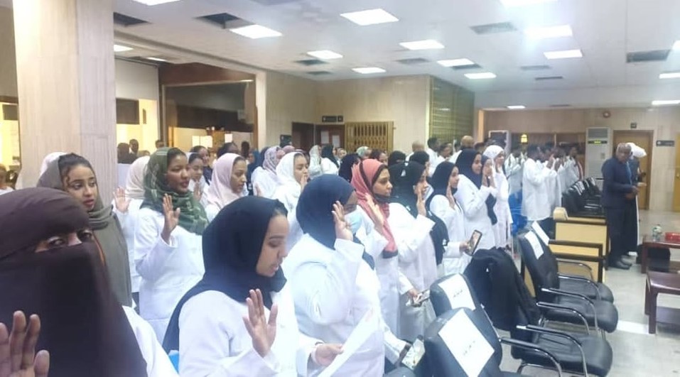أداء القسم لـ 207 طبيب وطبيبة سودانيين بالسعودية