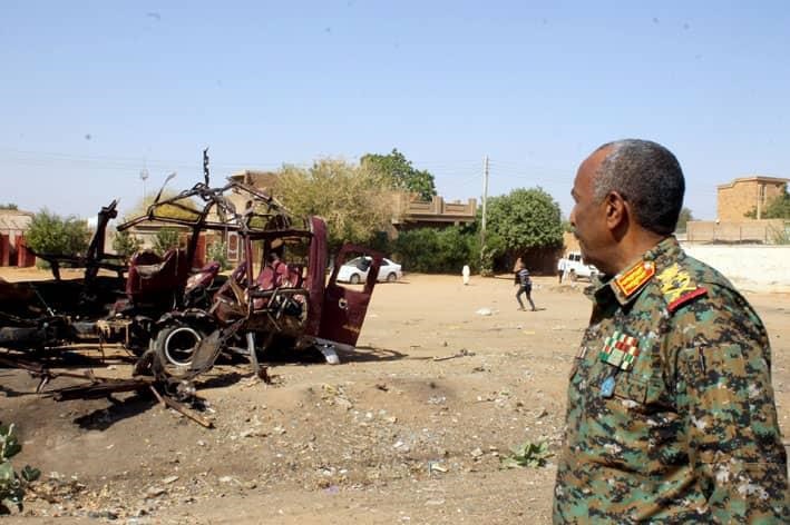 تفقد رئيس مجلس السيادة الإنتقالي القائد العام للقوات المسلحة الفريق أول ركن عبدالفتاح البرهان مكان حادث الحافلة التي استهدفتها مليشيا آل دقلو الإرهابية بالثورة الحارة 17 بأمدرمان ، وراح ضحيته أكثر من( 65 ) شهيداً ومئات الجرحى.