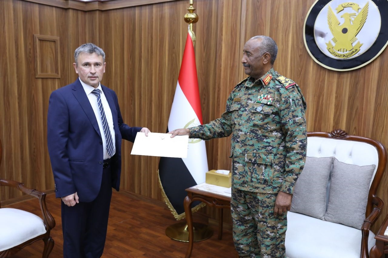 بعث رئيس مجلس السيادة الانتقالي القائد العام للقوات المسلحة الفريق أول ركن عبدالفتاح البرهان اليوم، رسالة شكر وتقدير للرئيس الروسي فلاديمير بوتين ،تتعلق بترقية وتطوير العلاقات الثنائية ودفع آفاق التعاون المشترك بين البلدين .