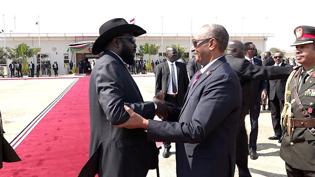 وصل رئيس مجلس السيادة الانتقالي القائد العام للقوات المسلحة الفريق أول ركن عبد الفتاح البرهان اليوم إلى مدينة جوبا بجمهورية جنوب السودان، في زيارة رسمية. وكان في استقباله بمطار جوبا الدولي الرئيس سلفاكير ميارديت، وأعضاء البعثة الدبلوماسية السودانية لدى جمهورية جنوب السودان.