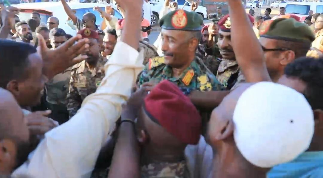 أكد رئيس مجلس السيادة القائد العام للقوات المسلحة، الفريق أول ركن عبد الفتاح البرهان أن القوات المسلحة ، تقاتل من أجل الوطن دون أي وصاية، نافياً وجود أي قتال بدوافع سياسية أو انتماءات غير وطنية، وقال "من يعتقد أن هناك جهة تقاتل لصالحها، فليأتِ ويأخذ من يقاتل باسمها."