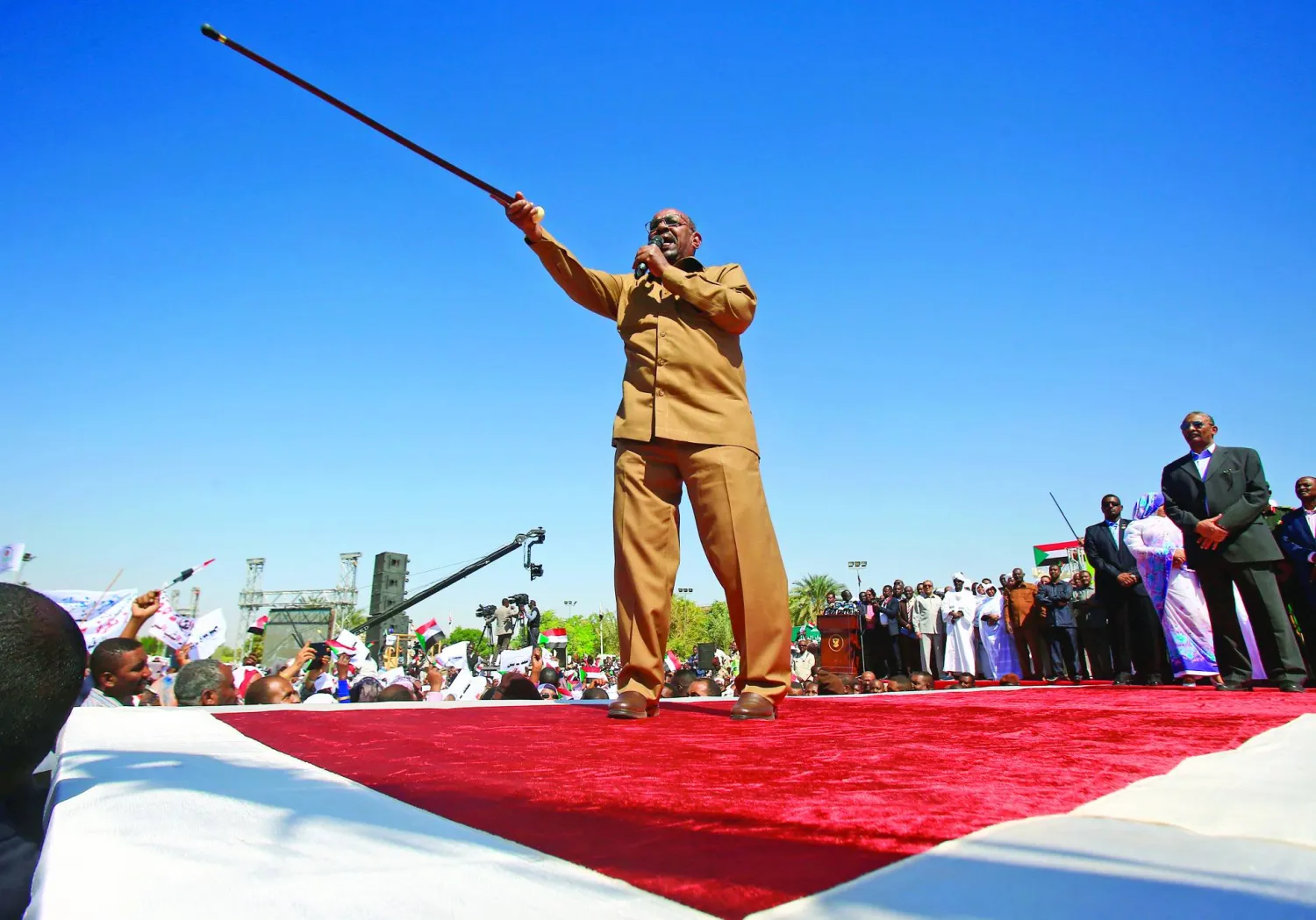 في تطور جديد للمشهد السياسي في السودان  قال حزب المؤتمر  الوطني  المحلول انه يجدد العهد بالقتال صفاً كالبنيان المرصوص خلف القوات المسلحة حتى استسلام المتمردين أو القضاء عليهم ومعركة الكرامة.