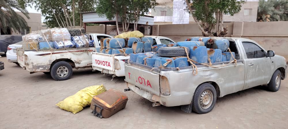 مكنت قوات مكافحة التهريب بولاية البحر الأحمر من ضبط عدد سبعة مركبات محملة بعدد 300 جوال فول مصري، وعدد واحد عربة لاند كروزر وعربة بوكس على متنهما حوالي 3 طن من معدن النحاس كوابل ومواسير مستخلص من المحولات والمصانع والأجهزة وعدد 7 طرود أدوية غير مسجلة شديدة الخطورة .