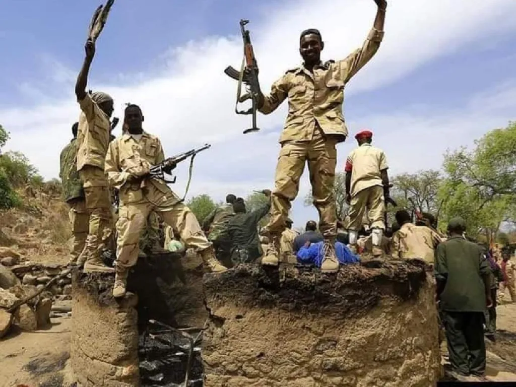 قالت شبكة أطباء السودان إن 11 شخصًا قُتلوا وأصيب 15 آخرين، بينهم أطفال، في هجوم شنّته قوات الدعم السريع على قرية الخيران بمنطقة ريفي أبو قوته في ولاية الجزيرة.