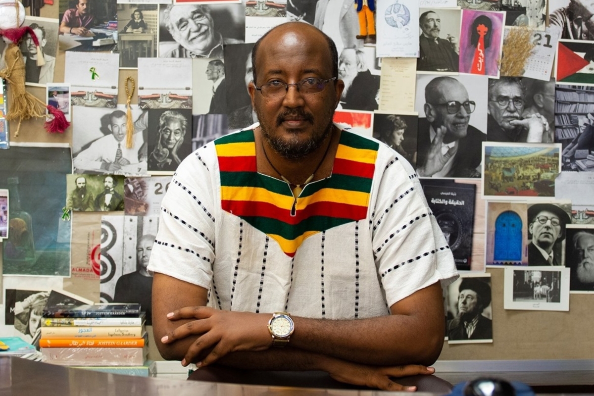 في نهاية روايته العظيمة "رجال في الشمس"، يختم غسّان كنفاني العمل بسؤال تردِّد الصحراء صداه: "لماذا لم يدقُّوا جدران الخزَّان؟ لماذا لم يقرعوا جدران الخزَّان؟ لماذا؟ لماذا؟ لماذا؟"، لكنَّنا ظللنا في السودان ندقُّ ونقرع لنحو ألف يوم من الحرب والموت والدمار.