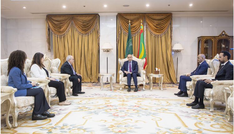 لتقى الرئيس الموريتاني، رئيس الاتحاد الإفريقي، محمد ولد الشيخ الغزواني،   الثلاثاء في القصر الرئاسي بنواكشوط، وفدا أمميا، برئاسة المبعوث الخاص للأمين العام للأمم المتحدة إلى السودان رمطان لعمامرة، وبعضوية المستشارتين بالأمم المتحدة السيدة نائلة حجار والسيدة حنان البدوي