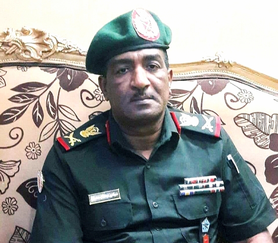 تفقد اللواء نصر الدين عبد الفتاح   قائد سلاح   المدرعات  بالجيش السوادني  مطابع سك العملة بالخرطوم.