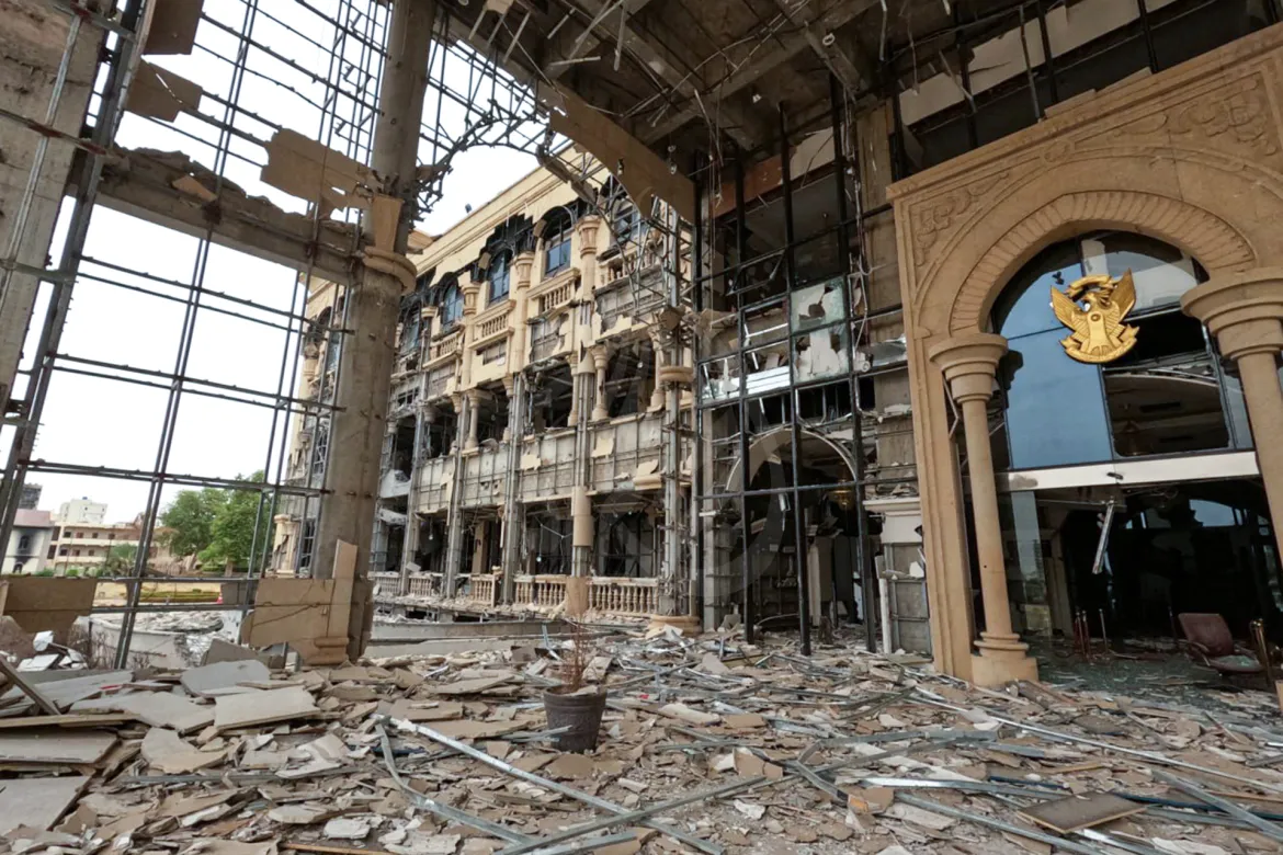 ضيق الجيش السوداني الخناق على قوات الدعم السريع وسط الخرطوم بخوضه معارك، شرسة، في شارع السيد عبد الرحمن فضلا عن قصفه بشكل مكثف محيط القصر الجمهوري.