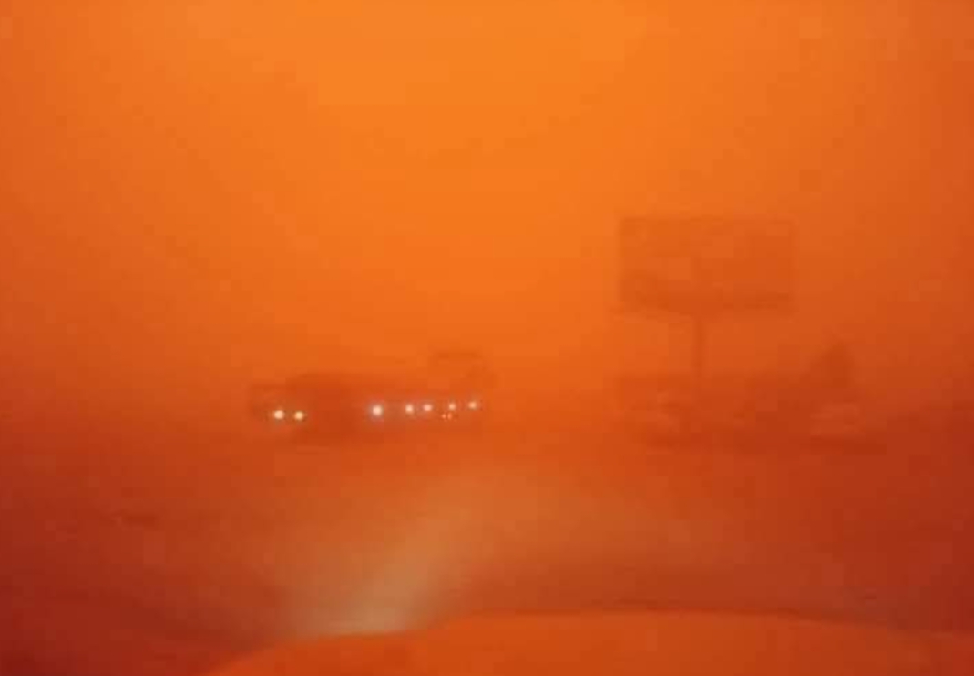 ضربت عاصفة ترابية مدينة  دنقلا بالولاية الشمالية صباح اليوم الخميس ، مما أدى لاحتجاب الرؤية ، لساعات ، وأدت العاصفة الترابية الى شل حركة المرور و ازدحام في الطرق